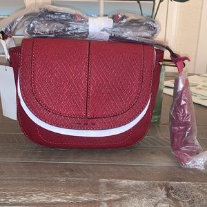 🎄🎁NWT, Splendid saddle crossbody in  “merlot”.